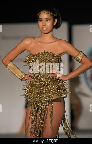 Tahiti. 12. Juni 2015. Ein Model auf dem Laufsteg auf Tahiti Fashion Week in Papeete, Tahiti auf Freitag, 12. Juni 2015 Credit: © KELLY FAJACK/Alamy Live News Stockfoto