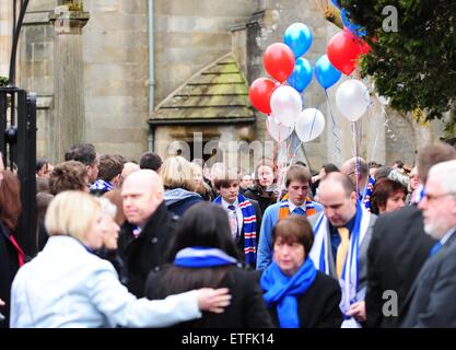 Jak Trueman wurde gelegt, um heute in einem Gottesdienst am Mitte Calder West Lothian ruhen. Jak hob vor seinem Tod am vergangenen Wochenende Tausende von Pfund für wohltätige Zwecke.  Mitwirkende: Atmosphäre, wo anzeigen: Livingston, Vereinigtes Königreich wenn: 10. Februar 2015 Credit: WENN.com Stockfoto