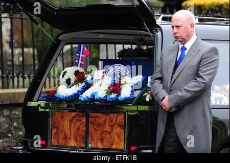 Jak Trueman wurde gelegt, um heute in einem Gottesdienst am Mitte Calder West Lothian ruhen. Jak hob vor seinem Tod am vergangenen Wochenende Tausende von Pfund für wohltätige Zwecke.  Mitwirkende: Atmosphäre, wo anzeigen: Livingston, Vereinigtes Königreich wenn: 10. Februar 2015 Credit: WENN.com Stockfoto