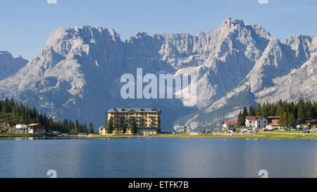 Misurina See mit dem Mount Sorapis im Hintergrund in Dolomiten, Italien. Stockfoto