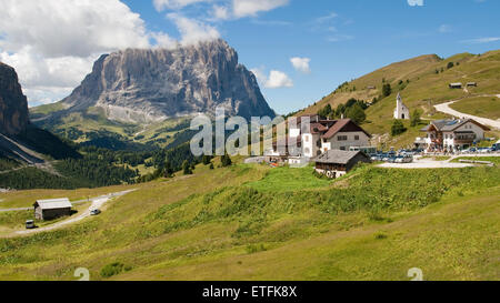 Gardena Mountain Pass und Langkofel Peak in den Dolomiten in Südtirol im Nordosten Italiens. Stockfoto