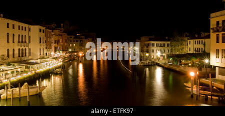 Nacht Panorama des Grand Canal von der Scalzi-Brücke, Venedig, Italien. Stockfoto