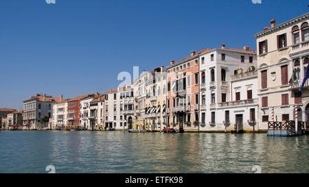 Häuser am Ufer des Canal Grande in Sestiere Cannaregio, Venedig, Italien. Stockfoto