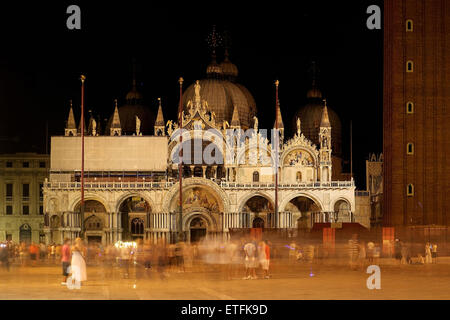 Langzeitbelichtung Bild von den Platz und die Basilika von San Marco in Venedig, Italien, mit Bewegung unscharf Menschen. Stockfoto