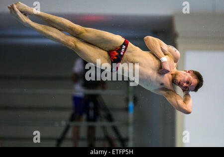 Rostock, Deutschland. 13. Juni 2015. Russische Taucher Victor Minibaev in den Männern der Turm vom Tauchen Europameisterschaften in der Neptunschwimmhalle in Rostock, Deutschland, 13. Juni 2015. Er wurde Zweiter. Foto: JENS Büttner/DPA/Alamy Live-Nachrichten Stockfoto