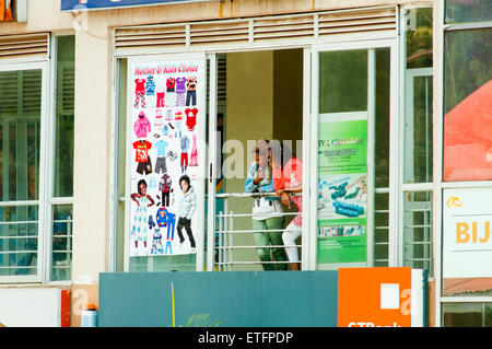 Markt-Szene der Stadt mit Menschen, KN 2 Street, "Zentrale Ville", CBD, Kigali, Ruanda Stockfoto