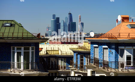 Moderne Wohnungen und Moscow City Skyscrappers, sonniger Tag Stockfoto