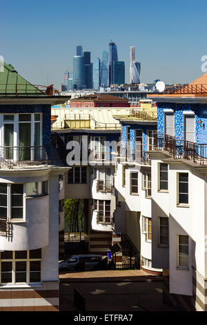 Moderne Wohnungen und Moscow City Skyscrappers, sonniger Tag Stockfoto