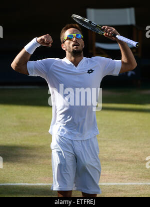 Stuttgart, Deutschland. 13. Juni 2015. Viktor Troicki Serbien feiert nach seinem Sieg im Halbfinale des ATP-Tennis-Turnier gegen Marin Cilic Kroatien in Stuttgart, Deutschland, 13. Juni 2015. Foto: MARIJAN MURAT/DPA/Alamy Live-Nachrichten Stockfoto