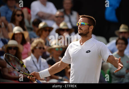 Stuttgart, Deutschland. 13. Juni 2015. Viktor Troicki Serbien reagiert während das Halbfinale des ATP-Tennis-Turnier gegen Marin Cilic Kroatien in Stuttgart, Deutschland, 13. Juni 2015. Foto: MARIJAN MURAT/DPA/Alamy Live-Nachrichten Stockfoto