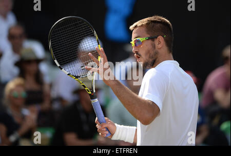 Stuttgart, Deutschland. 13. Juni 2015. Viktor Troicki Serbien reagiert während im Halbfinale des ATP-Tennis-Turnier gegen Marin Cilic Kroatien in Stuttgart, Deutschland, 13. Juni 2015. Foto: MARIJAN MURAT/DPA/Alamy Live-Nachrichten Stockfoto