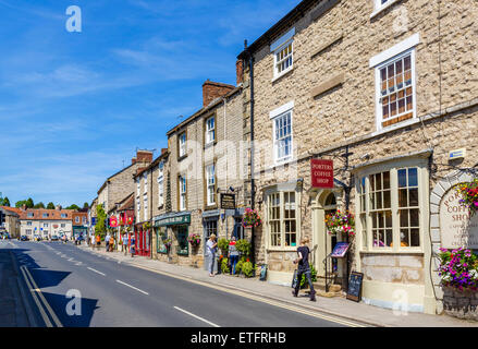 Geschäfte und Cafés an der Bridge Street in Markt Stadt Helmsley, North Yorkshire, England, Großbritannien Stockfoto