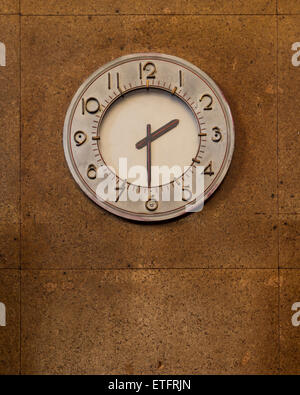 Eine Uhr, die an einer Wand in Hornsey Rathaus, Crouch End, London, UK Stockfoto