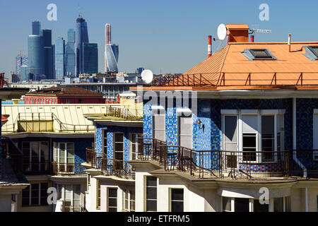 Moderne Wohnungen und Moscow City Skyscrappers, sonniger Tag Stockfoto