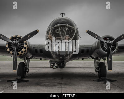 Duxford, Großbritannien - 23. Mai 2015: B17 Flying Fortress "Memphis Belle" in Duxford VE Tag Airshow gesehen Stockfoto