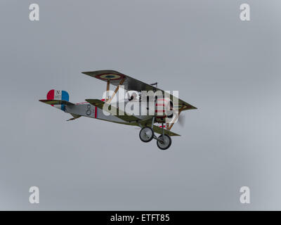 Duxford, Großbritannien - 23. Mai 2015: Vintage Französisch Nieuport 17 Doppeldecker des ersten Weltkrieges, Anzeigen auf VE Tag Airshow in Duxford Stockfoto