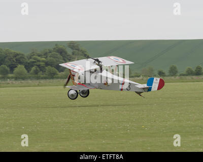 Duxford, Großbritannien - 23. Mai 2015: Vintage Französisch Nieuport 17 Doppeldecker des ersten Weltkrieges, Anzeigen auf VE Tag Airshow in Duxford Stockfoto