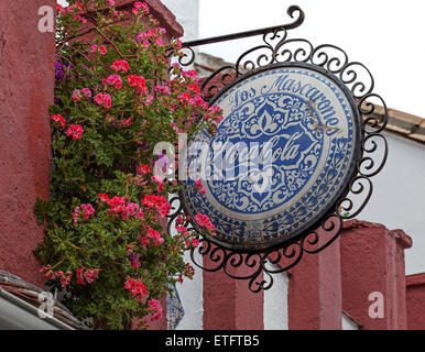 Vintage Coca Cola Schild hängen von einem Gebäude neben einem Fenster mit Geranium Töpfen - Granada, Spanien Stockfoto