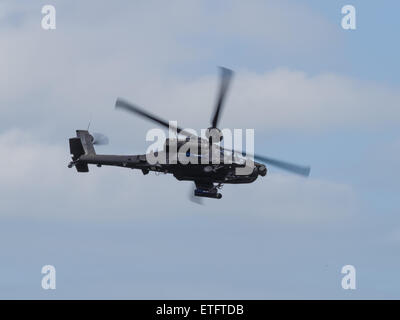 Duxford, Großbritannien - 23. Mai 2015: Ein Apache-Hubschrauber der britischen Armee, fliegen in Duxford VE Tag Airshow Stockfoto