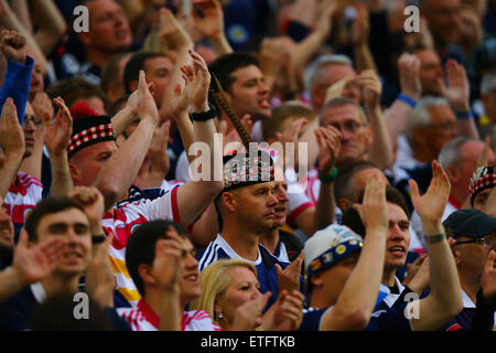 Dublin, Irland. 13. Juni 2015. Euro2016 Qualifikation. Republik von Irland und Schottland. Schottische Fans jubeln ihrem Team. Bildnachweis: Aktion Plus Sport/Alamy Live-Nachrichten Stockfoto