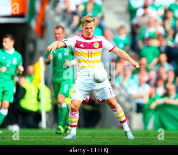 Dublin, Irland. 13. Juni 2015. Euro2016 Qualifikation. Republik von Irland und Schottland. Matt Richie (Schottland) steuert den Ball. Bildnachweis: Aktion Plus Sport/Alamy Live-Nachrichten Stockfoto