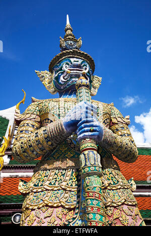 Große blaue Dämonen bewachen die Eingänge und die Anlage im Grand Palace im Bereich Ko Ratanakosin des Bangkook. Stockfoto