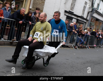 Kington, Herefordshire, England. 13. Juni 2015. Kington Festival Schubkarren Rennen Konkurrenten in der diesjährigen raste 39. Schubkarren-Rennen in der Stadt zu trinken an jedem Pub auf dem Weg zu stoppen. Hier gekleidet Konkurrenten wie Star Trek Charaktere Rennen durch die Innenstadt. Stockfoto