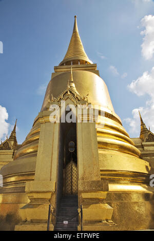 Eine große goldene Stupa oder Chedi im Grand Palace ist mit Blattgold überzogen. Stockfoto