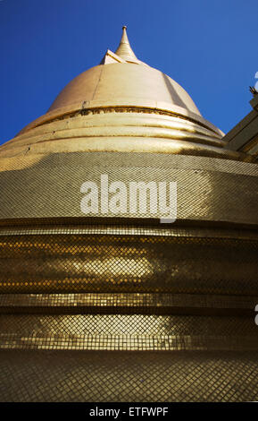 Eine große goldene Stupa oder Chedi im Grand Palace ist mit Blattgold überzogen. Stockfoto