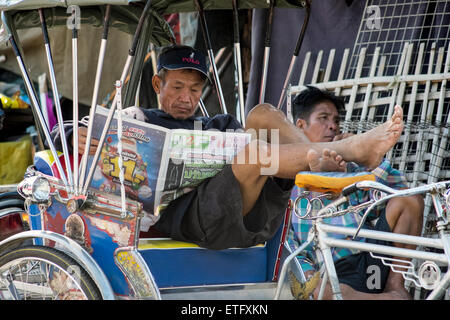 Asien. Thailand, Chiang Mai. Fahrer von einer Rikscha. Entspannende Pause. Stockfoto