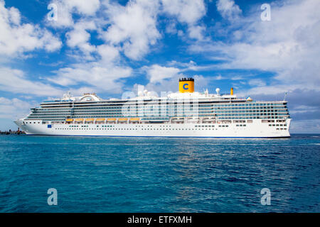 Italienische Luxus-Kreuzfahrtschiff Costa Luminosa segelt das Karibische Meer. Stockfoto