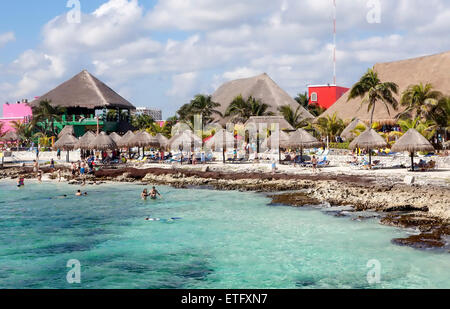 Urlaub Passagiere von einem Luxus-Kreuzfahrtschiff einen schönen Tag schwimmen und Relaxen im Cozumel, Mexiko-Strand. Stockfoto