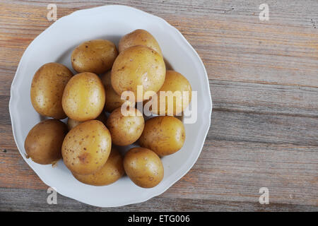 gekochte Kartoffeln in der Schale auf einem Teller Stockfoto