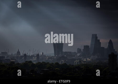 London, UK. 13. Juni 2015. Abend Lichtstrahlen über zentrale London Credit: Guy Corbishley/Alamy Live News Stockfoto