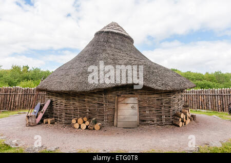 Eine Replik-Eisenzeit, Wohnung, hergestellt aus Weide, Haselnuss und Stroh Stockfoto