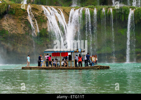 Touristen besuchen Bangioc Wasserfall auf Boot Stockfoto