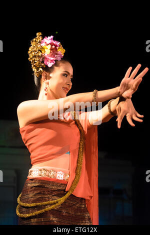 Asien. Thailand, Chiang Mai. Geburtstag des Königs am 5. Dezember zeigen. Traditionelle Tänzer. Stockfoto