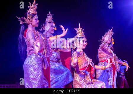 Asien. Thailand, Chiang Mai. Geburtstag des Königs am 5. Dezember zeigen. Traditionelle Tänzer. Stockfoto