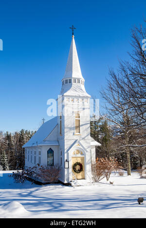 Kleine, malerische St. Matthews Episcopal Church in Sugar Hill, New Hampshire, USA ist ein beliebter Ort für Hochzeiten. Stockfoto