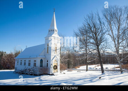 Kleine, malerische St. Matthews Episcopal Church in Sugar Hill, New Hampshire, USA ist ein beliebter Ort für Hochzeiten. Stockfoto