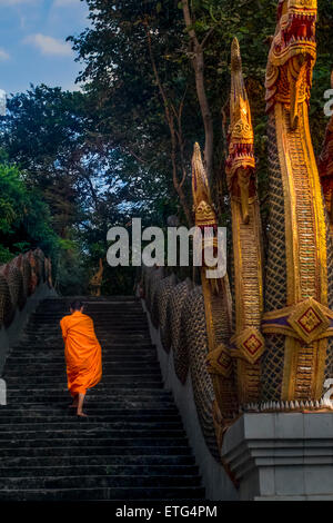 Asien. Thailand, Chiang Mai. Junge buddhistische Mönche in ihren Morgen Prozession für Angebote von Lebensmitteln in der Nähe eines Klosters. Stockfoto