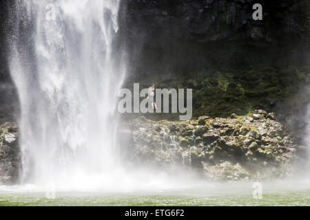 Paar Wandern hinter Wailua Falls, Kauai, Hawaii Stockfoto