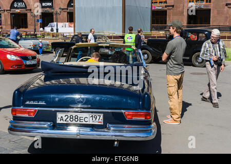 Moskau, Russland. 13. Juni 2015. Die vierte Bosch Moskau Klassik alte Timer motor Rallye begann der Platz der Revolution und staatlichen historischen Museum von Moskau. Viele alte und exotische Autos und einige Motorräder nahmen an der Veranstaltung statt. Die Teilnehmer nicht nur fehlerfreie Fahrt entlang der vorgegebenen Route nahm, aber sie hatten eine zusätzliche Möglichkeit, testen Sie ihre Fahrkünste im Autodrom von der föderale Wachdienst der Russischen Föderation. Mercedes-Benz © Alex Stockfoto