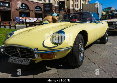 Moskau, Russland. 13. Juni 2015. Die vierte Bosch Moskau Klassik alte Timer motor Rallye begann der Platz der Revolution und staatlichen historischen Museum von Moskau. Viele alte und exotische Autos und einige Motorräder nahmen an der Veranstaltung statt. Die Teilnehmer nicht nur fehlerfreie Fahrt entlang der vorgegebenen Route nahm, aber sie hatten eine zusätzliche Möglichkeit, testen Sie ihre Fahrkünste im Autodrom von der föderale Wachdienst der Russischen Föderation. Jaguar-Credit: Alex Bilder/Alamy Live-Nachrichten Stockfoto