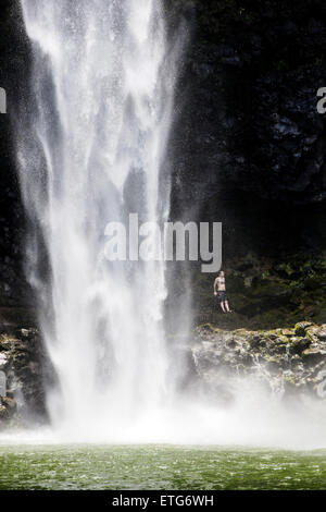 Paar Wandern hinter Wailua Falls, Kauai, Hawaii Stockfoto