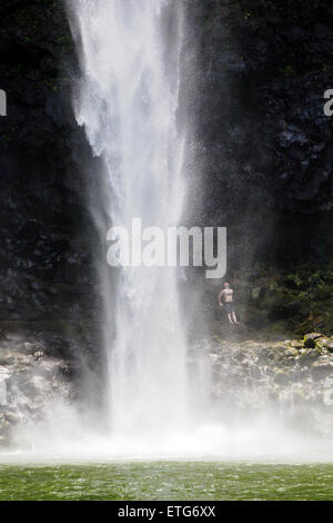 Paar Wandern hinter Wailua Falls, Kauai, Hawaii Stockfoto