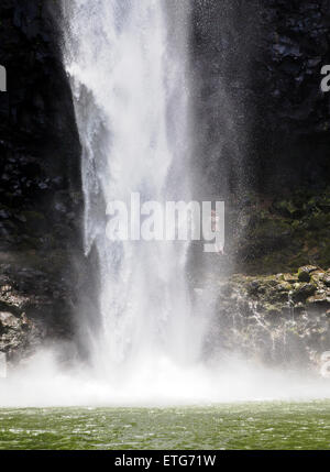 Paar Wandern hinter Wailua Falls, Kauai, Hawaii Stockfoto