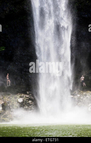 Paar Wandern hinter Wailua Falls, Kauai, Hawaii Stockfoto