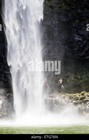 Paar Wandern hinter Wailua Falls, Kauai, Hawaii Stockfoto