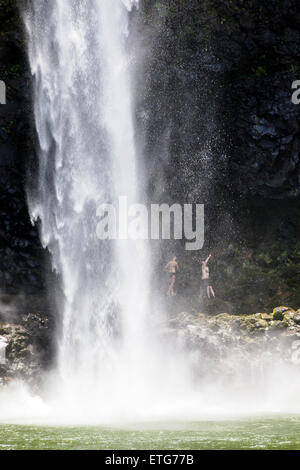 Paar Wandern hinter Wailua Falls, Kauai, Hawaii Stockfoto